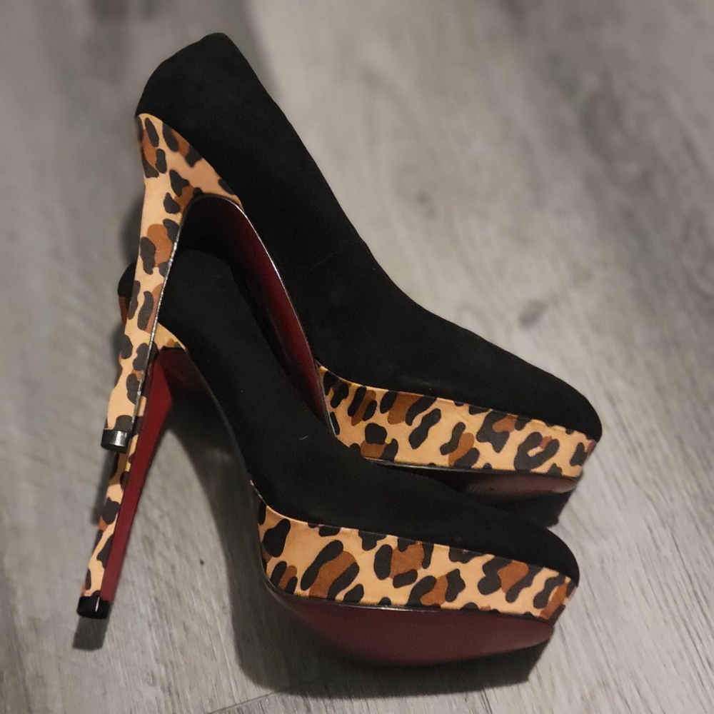 Women's Paris Hilton Size 6 Leapord Heels